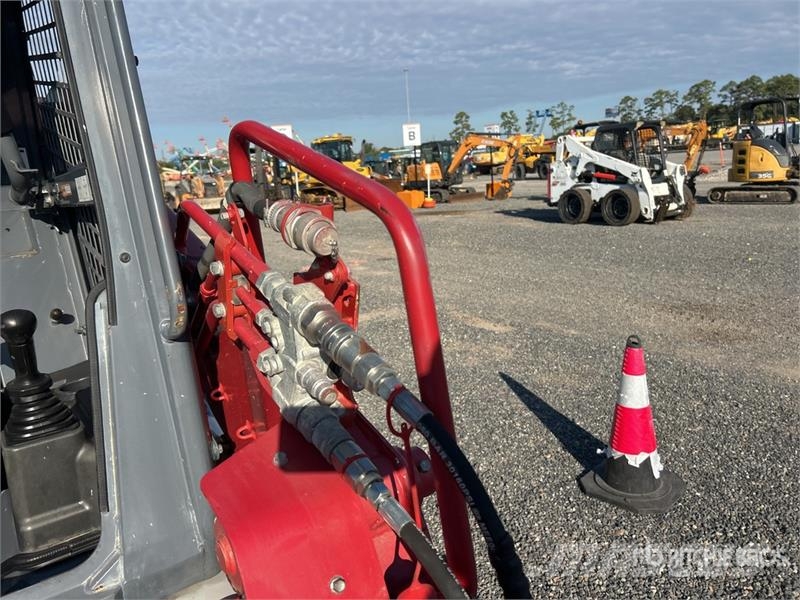 Takeuchi TL10V2 Two-Speed Compact Track Loader Lietoti riteņu kompaktiekrāvēji