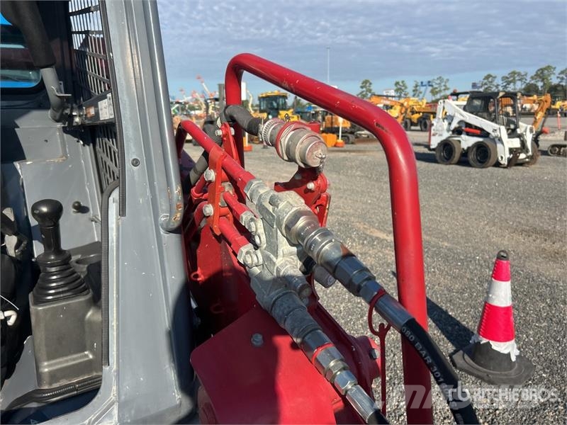 Takeuchi TL10V2 Two-Speed Compact Track Loader Lietoti riteņu kompaktiekrāvēji