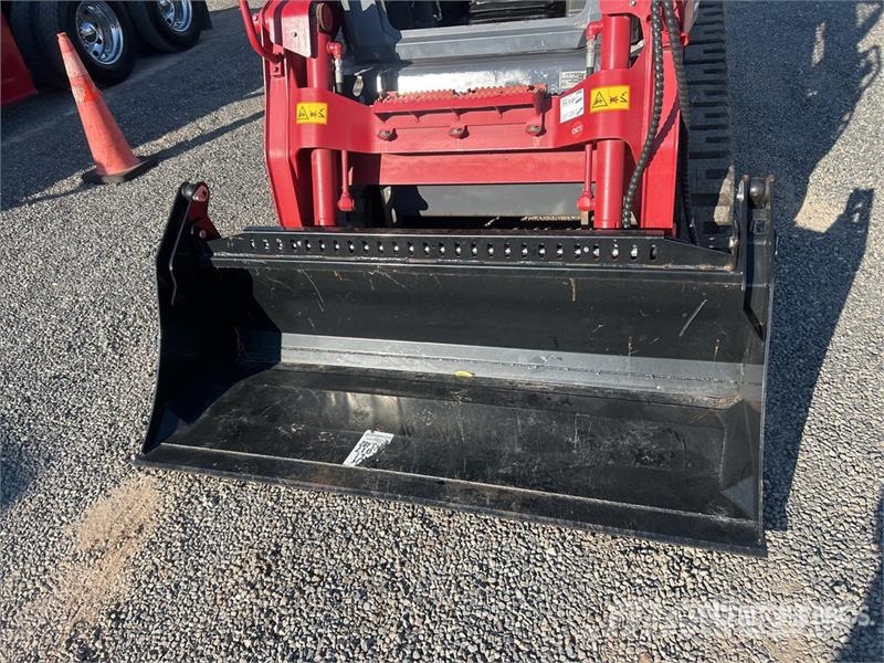 Takeuchi TL10V2 Two-Speed Compact Track Loader Lietoti riteņu kompaktiekrāvēji