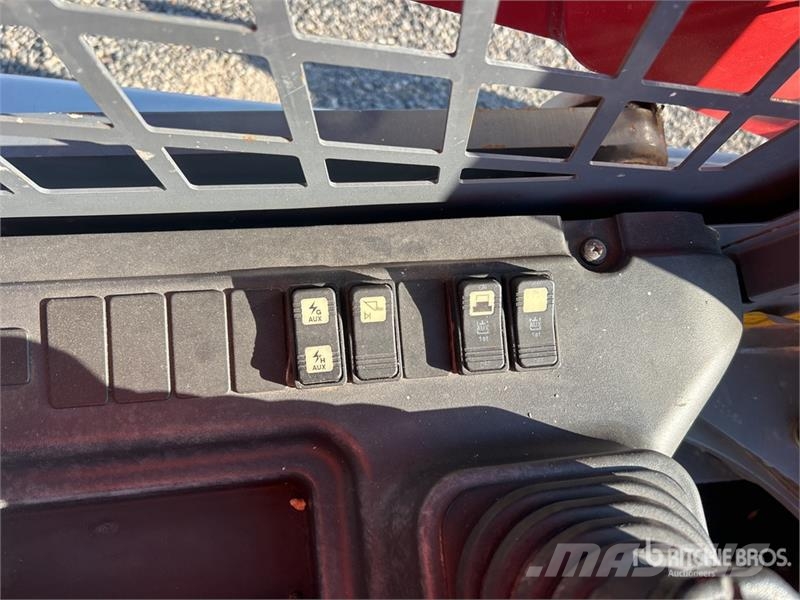 Takeuchi TL10V2 Two-Speed Compact Track Loader Lietoti riteņu kompaktiekrāvēji