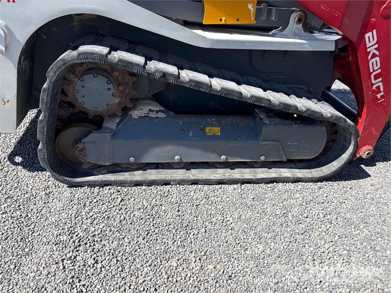 Takeuchi TL10V2R Compact Track Loader (Inoperable) Kompaktrakodók