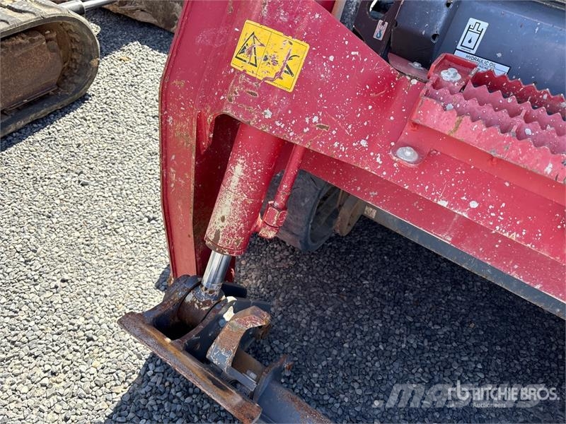 Takeuchi TL10V2R Compact Track Loader (Inoperable) Kompaktrakodók
