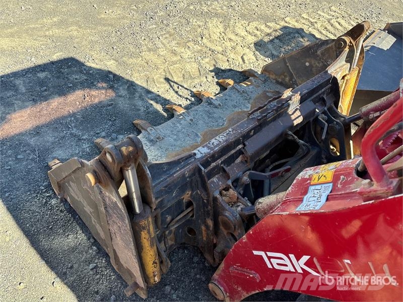 Takeuchi TL10V2R Two-Speed Compact Track Loader لوادر انزلاقية التوجيه