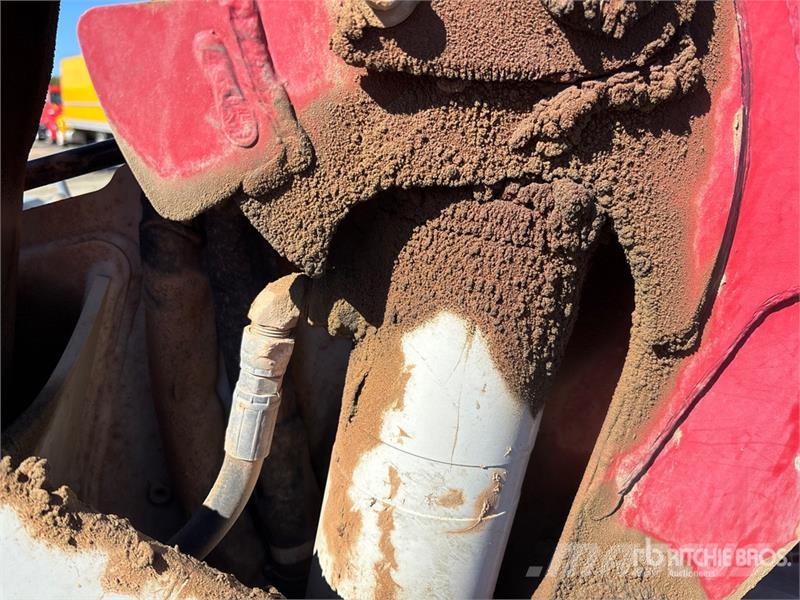 Takeuchi TL10V2R Two-Speed Compact Track Loader Мини-погрузчики
