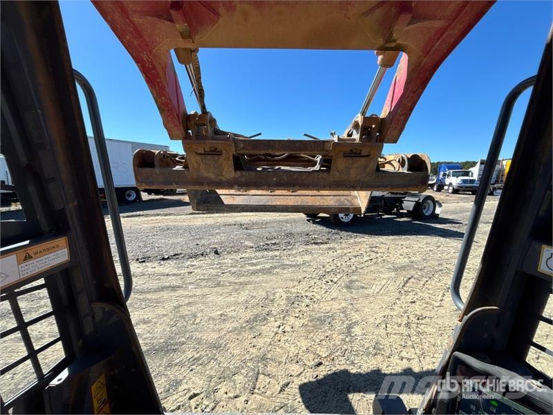 Takeuchi TL10V2R Two-Speed Compact Track Loader لوادر انزلاقية التوجيه