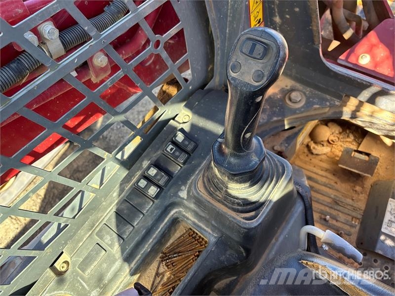 Takeuchi TL10V2R Two-Speed Compact Track Loader Мини-погрузчики