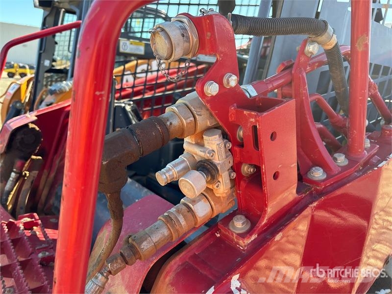 Takeuchi TL10V2R Two-Speed Compact Track Loader لوادر انزلاقية التوجيه