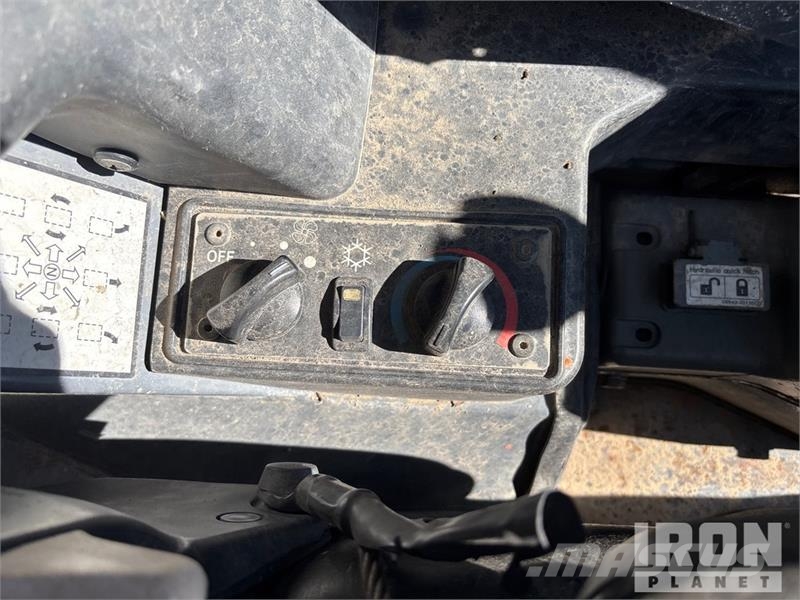 Takeuchi TL12 滑移轉向裝載機