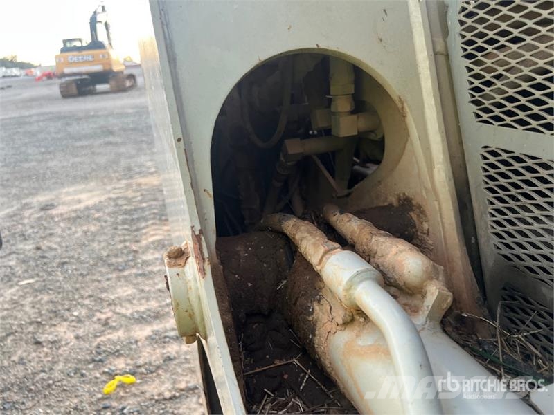 Takeuchi TL12 لوادر انزلاقية التوجيه