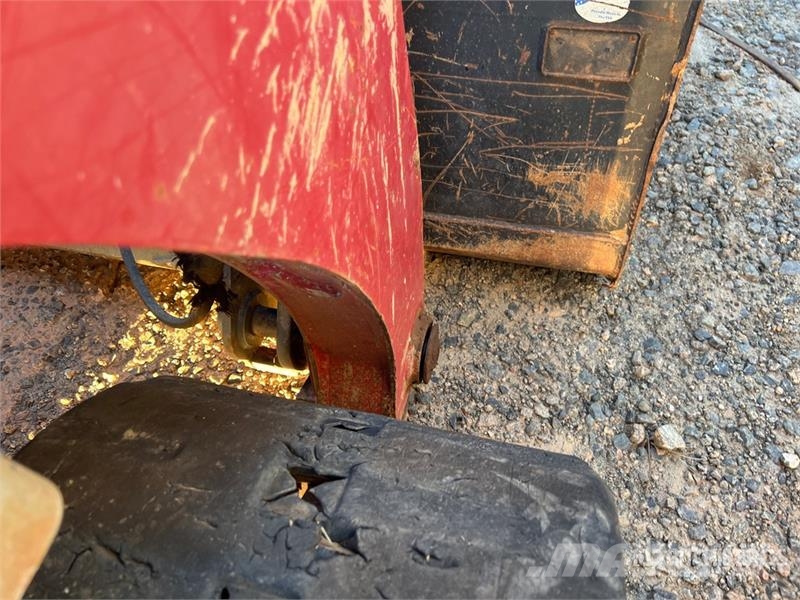 Takeuchi TL12 لوادر انزلاقية التوجيه