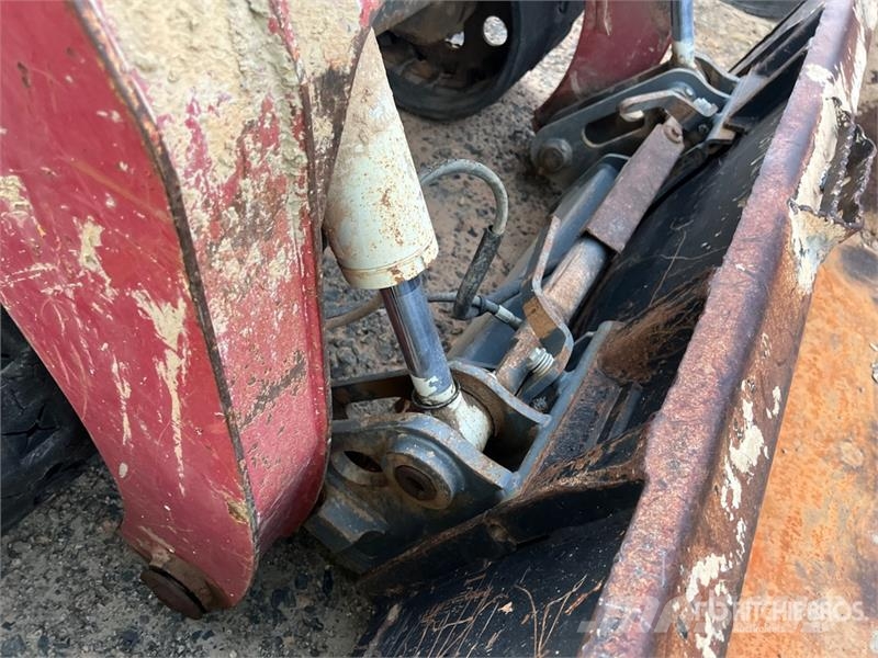 Takeuchi TL12 لوادر انزلاقية التوجيه
