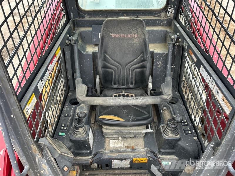 Takeuchi TL12R2 Two-Speed Compact Track Loader (Inoperable) لوادر انزلاقية التوجيه