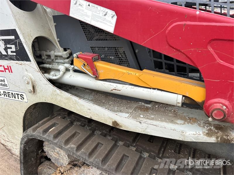Takeuchi TL12R2 Two-Speed Compact Track Loader (Inoperable) لوادر انزلاقية التوجيه