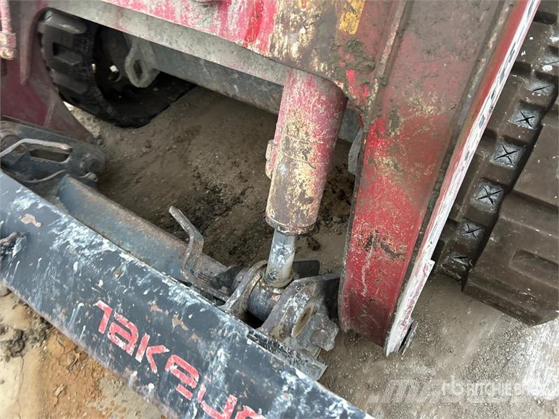 Takeuchi TL12R2 Two-Speed Compact Track Loader (Inoperable) لوادر انزلاقية التوجيه