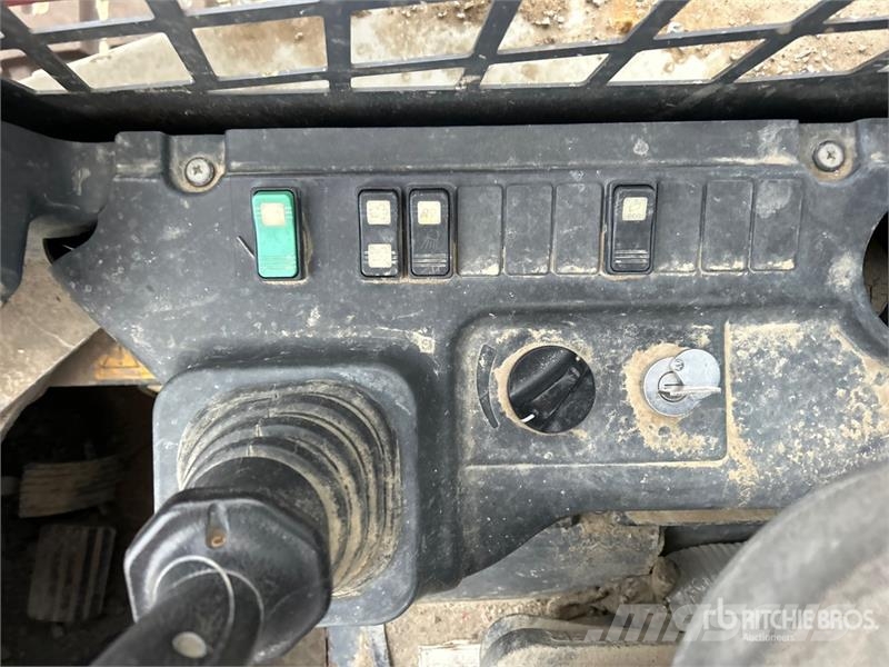 Takeuchi TL12R2 Two-Speed Compact Track Loader (Inoperable) لوادر انزلاقية التوجيه