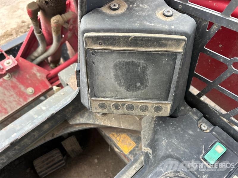 Takeuchi TL12R2 Two-Speed Compact Track Loader (Inoperable) لوادر انزلاقية التوجيه