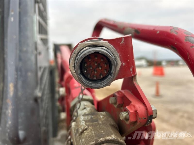 Takeuchi TL12R2 Two-Speed Compact Track Loader (Inoperable) لوادر انزلاقية التوجيه
