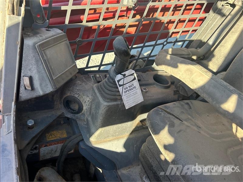 Takeuchi TL12V2 لوادر انزلاقية التوجيه