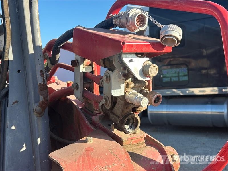 Takeuchi TL12V2 لوادر انزلاقية التوجيه