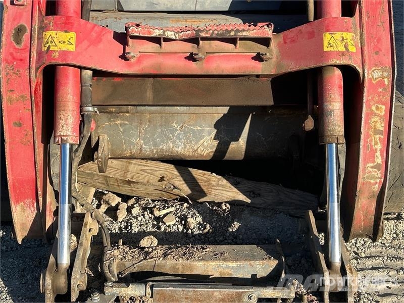 Takeuchi TL12V2 لوادر انزلاقية التوجيه