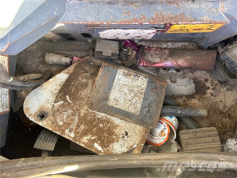 Takeuchi TL12V2 لوادر انزلاقية التوجيه