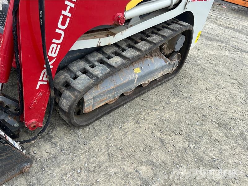 Takeuchi TL6R Compact Track Loader لوادر انزلاقية التوجيه