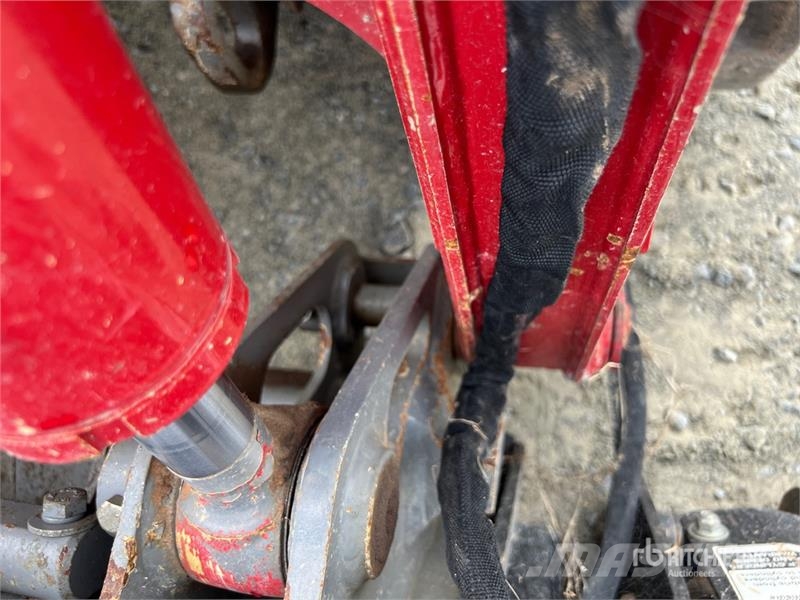 Takeuchi TL6R Compact Track Loader لوادر انزلاقية التوجيه
