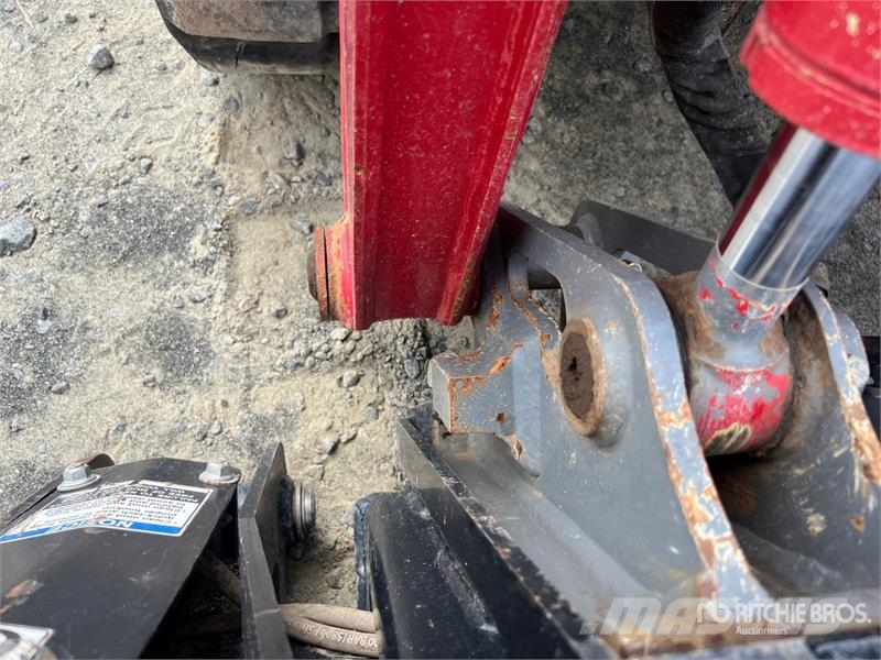 Takeuchi TL6R Compact Track Loader لوادر انزلاقية التوجيه