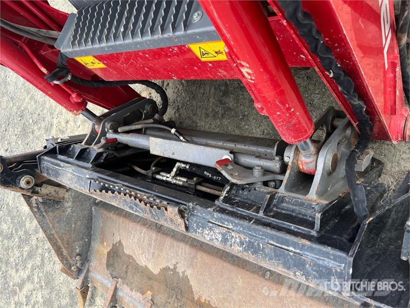 Takeuchi TL6R Compact Track Loader لوادر انزلاقية التوجيه