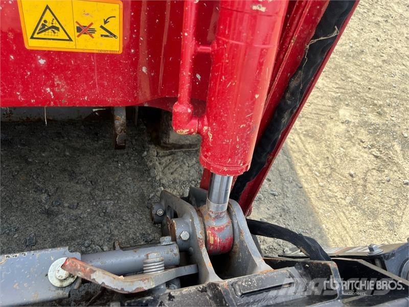 Takeuchi TL6R Compact Track Loader لوادر انزلاقية التوجيه