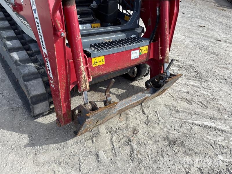 Takeuchi TL6R High Flow Compact Track Loader (Inoperable) لوادر انزلاقية التوجيه