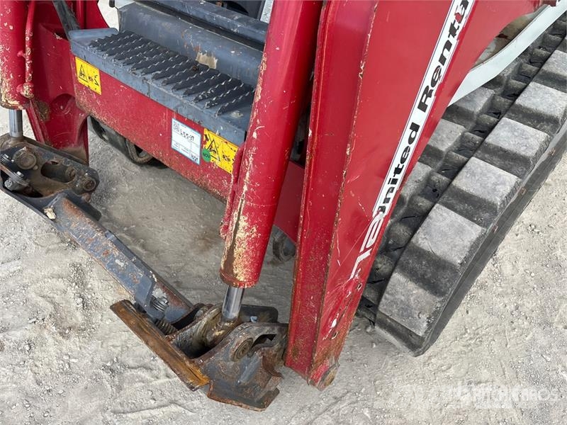 Takeuchi TL6R High Flow Compact Track Loader (Inoperable) لوادر انزلاقية التوجيه