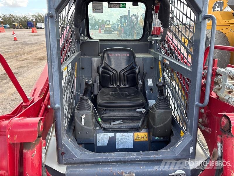 Takeuchi TL6R High Flow Compact Track Loader (Inoperable) لوادر انزلاقية التوجيه