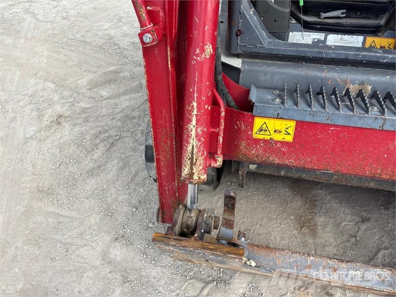 Takeuchi TL6R High Flow Compact Track Loader (Inoperable) لوادر انزلاقية التوجيه