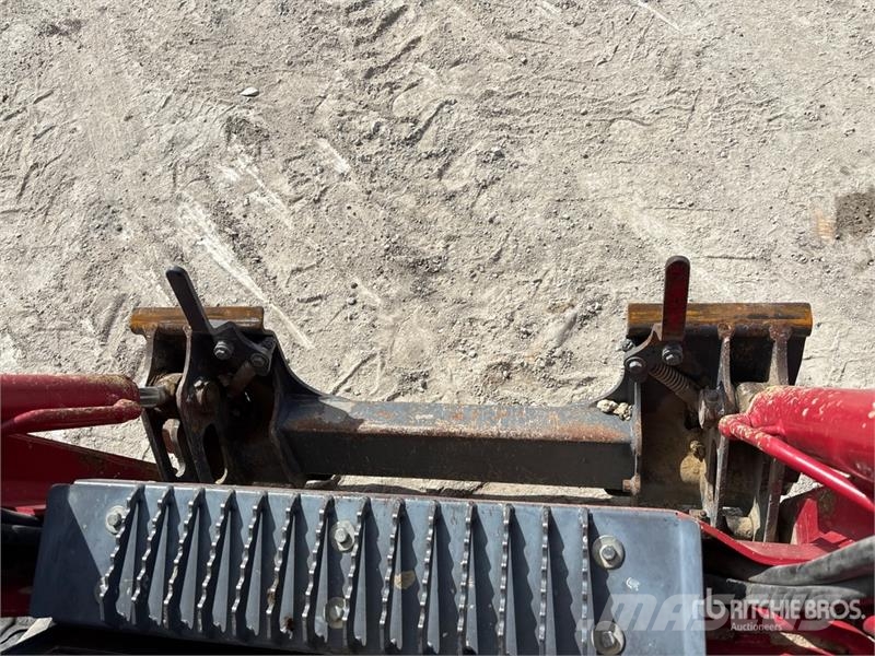 Takeuchi TL6R High Flow Compact Track Loader (Inoperable) لوادر انزلاقية التوجيه