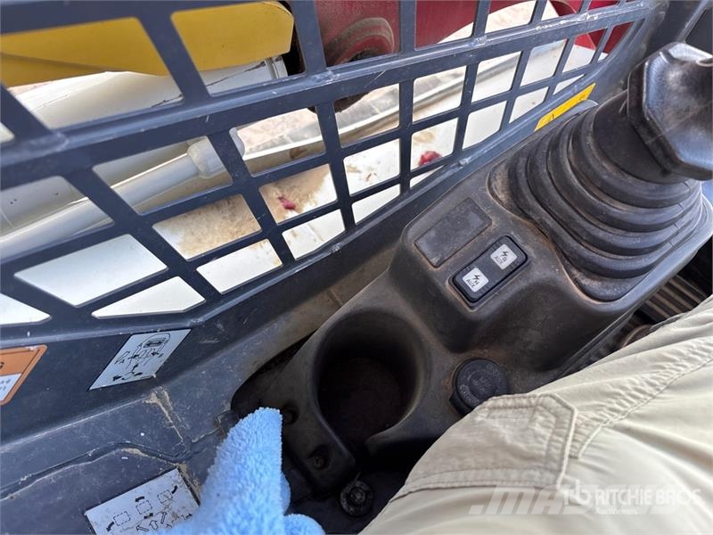 Takeuchi TL6R High Flow Compact Track Loader (Inoperable) لوادر انزلاقية التوجيه