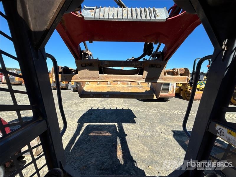 Takeuchi TL6R Two-Speed Compact Track Loader لوادر انزلاقية التوجيه