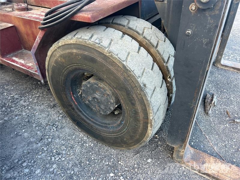 Taylor TE220 20000 lb Pneumatic Tire Forklift Autokrāvēji - citi