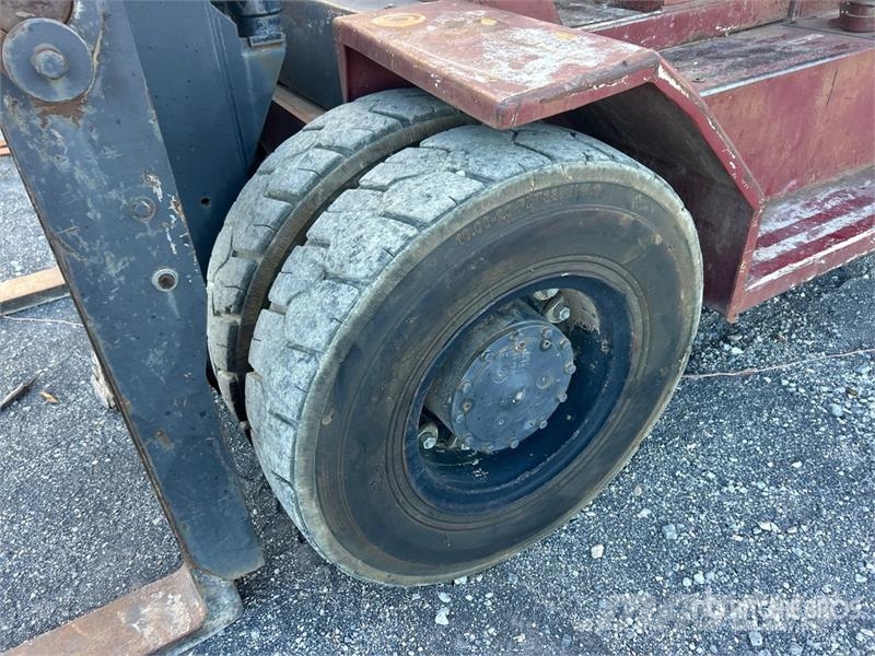 Taylor TE220 20000 lb Pneumatic Tire Forklift Autokrāvēji - citi