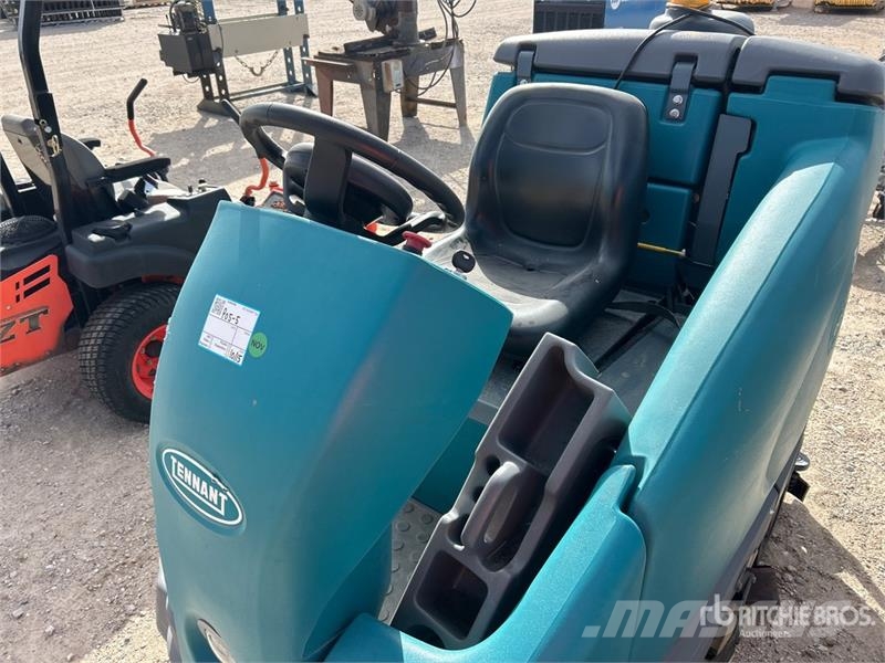 Tenant T16 Ride-On Electric Floor Scrubber Weitere Anhänger