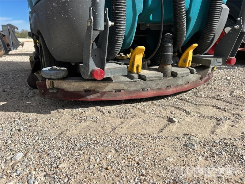 Tenant T16 Ride-On Electric Floor Scrubber Weitere Anhänger
