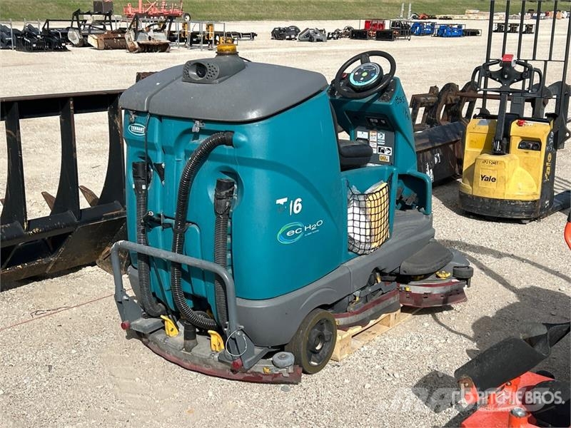 Tenant T16 Ride-On Electric Floor Scrubber Weitere Anhänger