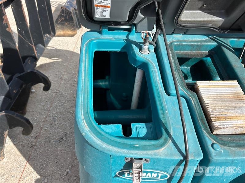 Tenant T16 Ride-On Electric Floor Scrubber Weitere Anhänger