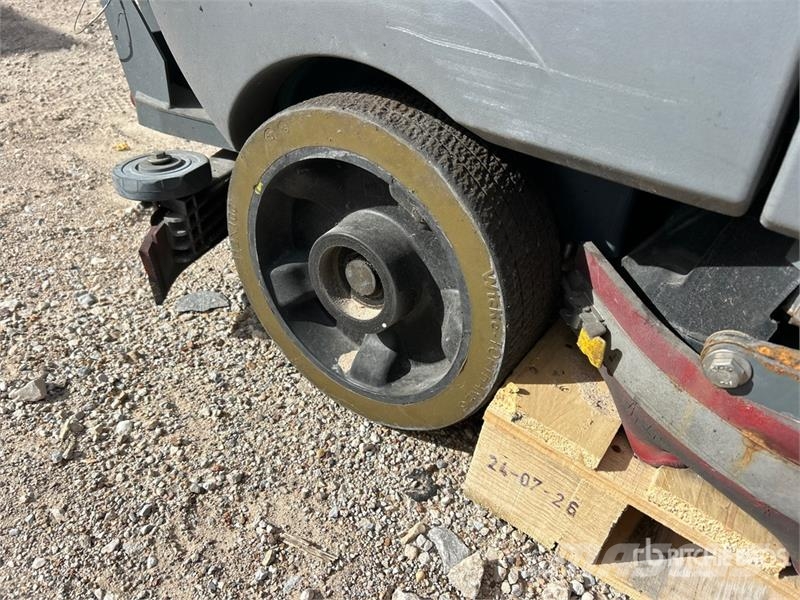 Tenant T16 Ride-On Electric Floor Scrubber Weitere Anhänger