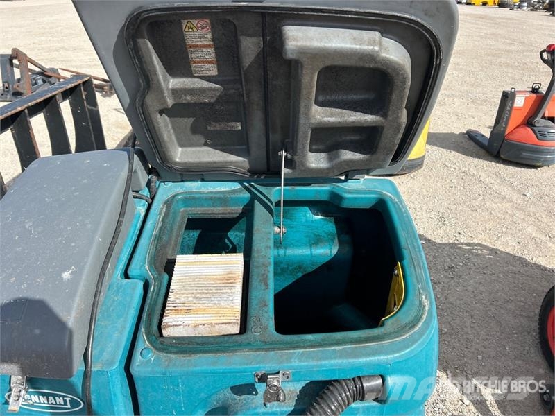 Tenant T16 Ride-On Electric Floor Scrubber Weitere Anhänger