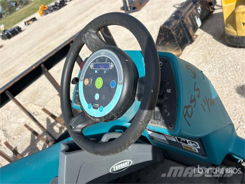 Tenant T16 Ride-On Electric Floor Scrubber Weitere Anhänger