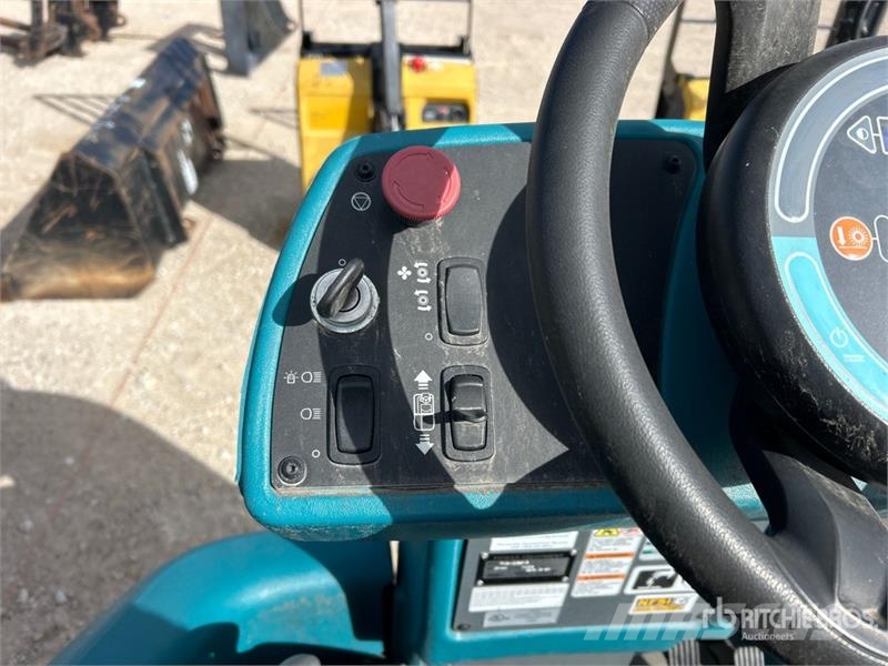 Tenant T16 Ride-On Electric Floor Scrubber Weitere Anhänger