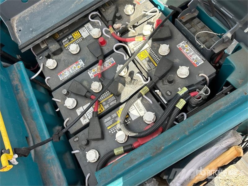 Tenant T16 Ride-On Electric Floor Scrubber Weitere Anhänger