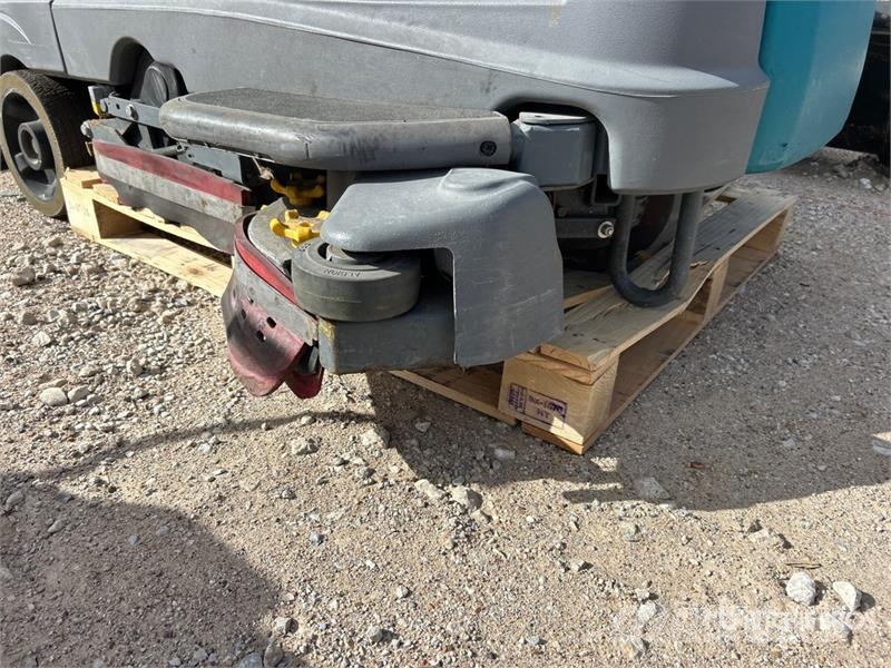 Tenant T16 Ride-On Electric Floor Scrubber Weitere Anhänger