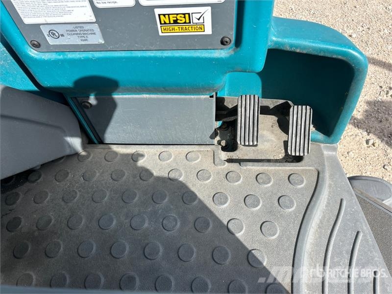 Tenant T16 Ride-On Electric Floor Scrubber Weitere Anhänger